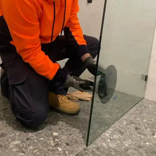 Een ervaren glaszetter voert professioneel glaswerk uit